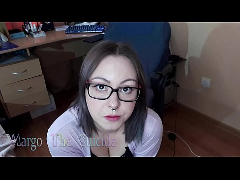 ❤️ Σέξι κορίτσι με γυαλιά πιπιλίζει Dildo βαθιά στην κάμερα ❤ Απλά πορνό ☑